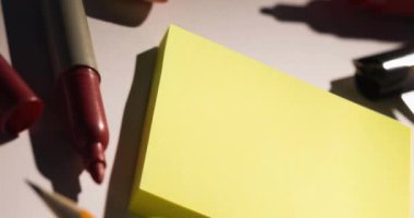 Masa başındaki kırtasiye malzemelerinin üzerinde kopya alanı olan not animasyonu. ulusal temizlik sizin masa günü konsepti dijital olarak oluşturulmuş video.