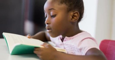 Sınıfta kitap okuyan Afro-Amerikan öğrenci üzerine yeşil soru işareti animasyonu. Ulusal bilgi yarışması günü, bilgi, sorular, sınavlar ve yarışmalar konsepti dijital olarak oluşturuldu.