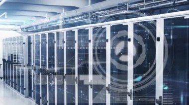 Bilgisayar sunucularıyla teknoloji odasında yapılan tarama ve veri işleme animasyonları. küresel bağlantılar, veri işleme ve dijital arayüz konsepti dijital olarak oluşturulmuş video.
