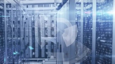 Bilgisayar sunucularıyla teknoloji odasında yapılan tarama ve veri işleme animasyonları. küresel veri işleme, bağlantılar ve dijital arayüz konsepti dijital olarak oluşturulmuş video.