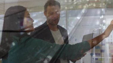 Modern ofiste konuşan iş adamlarının ofis binasının animasyonu. iş, finans ve ağ konsepti dijital olarak oluşturulmuş video.