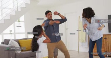 Sosyal medya simgelerinin animasyonu ve evde dans eden ebeveynler ve kızının mesajları. küresel bağlantılar, dijital arayüz ve dijital olarak oluşturulan iletişim konsepti.