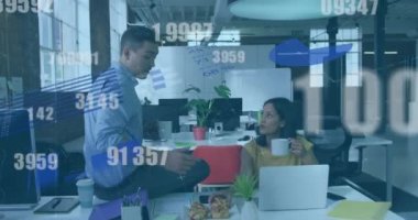 Finansal istatistik işlemlerinin animasyonu ve iş arkadaşlarının konuşmaları üzerine rakamlar. finans, iş ve işyeri konsepti dijital olarak oluşturulmuş video.