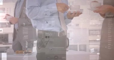 Toplantıdaki iş adamları üzerinde finansal veri işleme animasyonu. küresel iş, bağlantılar ve veri işleme kavramı dijital olarak oluşturulmuş video.