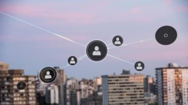 Şehir manzarası üzerindeki insan simgeleriyle bağlantı ağının animasyonu. küresel bağlantılar, iş ve finans kavramı dijital olarak oluşturulmuş video.