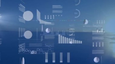 Manzara üzerindeki ekranlardaki istatistik ve veri işleme animasyonları. küresel bağlantılar ve veri işleme konsepti dijital olarak oluşturulmuş video.