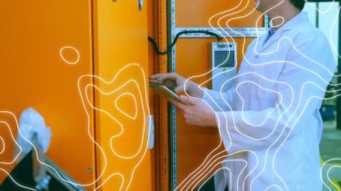 Tabletli erkek bilim adamı üzerinde beyaz çizgilerin canlandırılması. küresel bilim, araştırma ve veri işleme kavramı dijital olarak oluşturulmuş video.