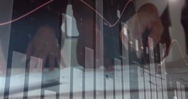 Toplantıdaki iş adamları üzerinde istatistik ve mali veri işleme animasyonu. küresel iş, bağlantılar ve veri işleme kavramı dijital olarak oluşturulmuş video.
