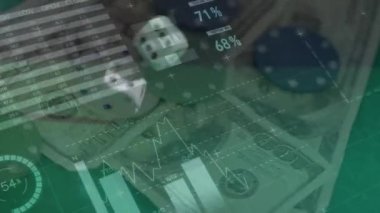 İki zarın üzerinde finansal veri işleme animasyonu ve yeşil arka planda Amerikan dolarları. iş, finans ve kumar konsepti dijital olarak üretilen video.