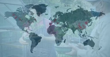 Dünya haritası animasyonu ve bahçedeki maskeli adamlar üzerinde covid 19 mekan. küresel covid 19 salgın konsepti dijital olarak oluşturulmuş video.