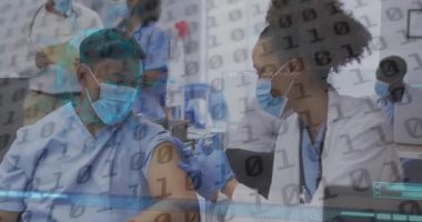 Kovid 19 hücre ve yüz maskesi takan erkek doktorun aşılandığı numaraların animasyonu. Sağlık ve covid 19 salgın aşısı konsepti dijital olarak oluşturulmuş video.