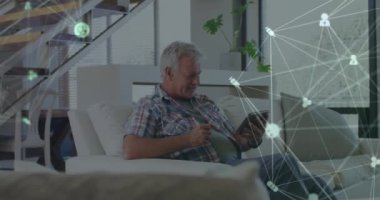 Tablet kullanan yaşlı beyaz bir adam üzerinden bağlantı ağının animasyonu. küresel bağlantılar, dijital arayüz ve teknoloji konsepti dijital olarak oluşturulmuş video.