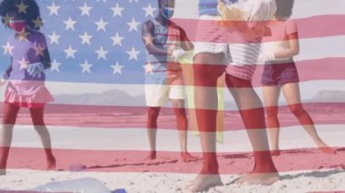 Amerika Birleşik Devletleri bayrağının maskeli insanların yüzlerindeki plajı temizleme hareketi. Amerikan tarihi, vatanseverlik ve bağımsızlık kavramı dijital olarak oluşturulmuş video.