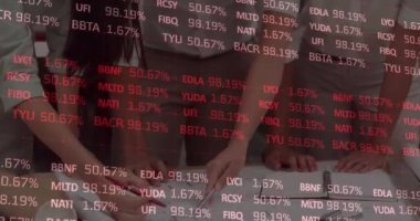 Toplantıdaki iş adamları üzerinde istatistik ve mali veri işleme animasyonu. küresel iş, bağlantılar ve veri işleme kavramı dijital olarak oluşturulmuş video.