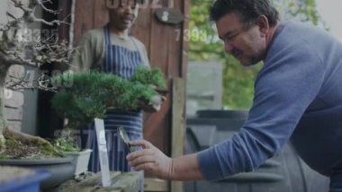 Bitki yuvasında akıllı telefon kullanan çeşitli erkek meslektaşlar üzerinde veri işleme animasyonu. iş, küresel iletişim ve dijital arayüz teknolojisi konsepti dijital olarak oluşturulmuş video.