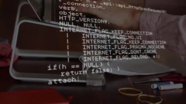Laptop kullanan bir kadının veri işleme animasyonu. küresel veri işleme, teknoloji ve dijital arayüz kavramı dijital olarak oluşturulmuş video.
