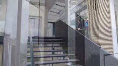 Ofis binasının animasyonu modern ofiste konuşan iş adamlarının üzerinde. iş, finans ve ağ konsepti dijital olarak oluşturulmuş video.