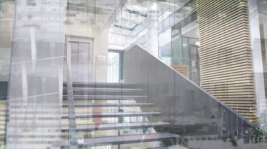 Ofis binasının animasyonu modern ofiste konuşan iş adamlarının üzerinde. iş, finans ve ağ konsepti dijital olarak oluşturulmuş video.