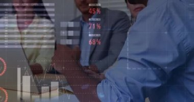 Toplantıdaki iş adamları üzerinde istatistik ve mali veri işleme animasyonu. küresel iş, bağlantılar ve veri işleme kavramı dijital olarak oluşturulmuş video.