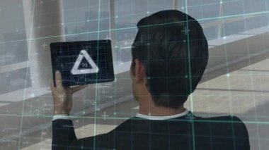 Tablet kullanılarak işadamının veri işleme animasyonu. küresel veri işleme ve teknoloji konsepti dijital olarak oluşturulmuş video.