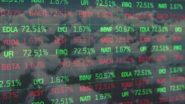 Gökyüzünde bulutlarla işlenen finansal verilerin animasyonu. küresel veri işleme ve dijital arayüz konsepti dijital olarak oluşturulmuş video.