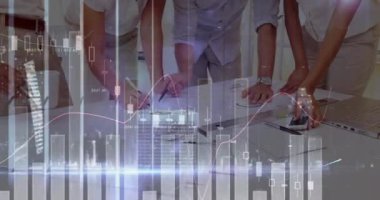 Toplantıdaki iş adamları üzerinde istatistik ve mali veri işleme animasyonu. küresel iş, bağlantılar ve veri işleme kavramı dijital olarak oluşturulmuş video.