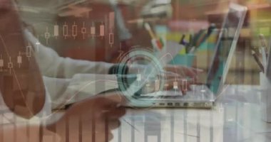 Bilgisayar kullanan işadamları üzerinde saat, istatistik ve veri işleme animasyonu. küresel iş, veri işleme ve dijital arayüz kavramı dijital olarak oluşturulmuş video.