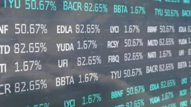 Bulutların ve gökyüzünün üzerinde işlenen finansal verilerin animasyonu. küresel veri işleme ve dijital arayüz konsepti dijital olarak oluşturulmuş video.