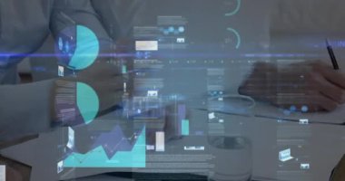 Toplantıdaki iş adamları üzerinde istatistik ve mali veri işleme animasyonu. küresel iş, bağlantılar ve veri işleme kavramı dijital olarak oluşturulmuş video.