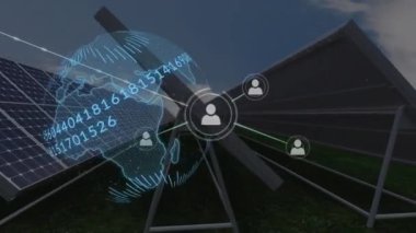 Sayılı ve ağlı dünyanın animasyonu ve güneş panelleri üzerindeki insan simgeleri. küresel ısınma, iklim değişikliği, güneş enerjisi ve sürdürülebilirlik kavramı dijital olarak oluşturulmuş video.