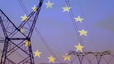 Gün batımında elektrik direkleri üzerinde Avrupa Birliği bayrağının canlandırılması. Avrupa Birliği enerji ve ekonomi kavramı dijital olarak üretilen video.