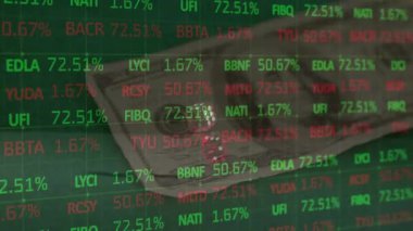 İki zarın üzerinde finansal veri işleme animasyonu ve yeşil arka planda Amerikan dolarları. iş, finans ve kumar konsepti dijital olarak üretilen video.