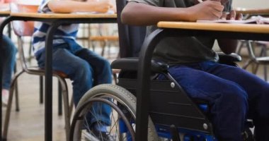 Değişik sınıflardaki ilkokul öğrencilerinin yazı masalarındaki gri soru işaretlerinin animasyonu. Ulusal bilgi yarışması günü, bilgi, sorular, sınavlar ve yarışmalar konsepti dijital olarak oluşturuldu.