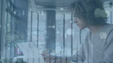 Akıllı telefon kullanan adamın istatistiksel işlemlerinin animasyonu. Sosyal medya, bağlantılar, veri işleme ve teknoloji konsepti dijital olarak oluşturulmuş video.