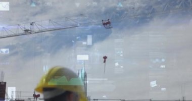 İnşaat alanında planları olan kadın mimarın istatistiksel işlemlerinin animasyonu. iş, geliştirme ve üretkenlik kavramı dijital olarak oluşturulmuş video.