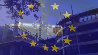 Mikrofon ve modern kentteki yüksek katlı inşaat sahasında Avrupa Birliği bayrağının animasyonu. Avrupa Birliği, siyaset, iş ve inşaat konsepti dijital olarak oluşturulmuş video.