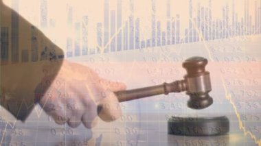 Müzayedecinin çekiciyle ilgili istatistik ve finansal veri işleme animasyonu. küresel iş, veri işleme, finans, kriz ve durgunluk kavramı dijital olarak oluşturulmuş video.