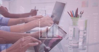 Elektronik cihazlar kullanan iş adamlarının istatistik ve veri işleme animasyonları. küresel iş, veri işleme ve dijital arayüz kavramı dijital olarak oluşturulmuş video.