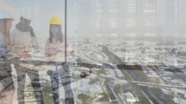 Modern ofiste konuşan mimarlar üzerine şehir manzarası animasyonu. iş, finans ve ağ konsepti dijital olarak oluşturulmuş video.