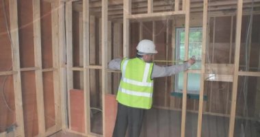 İnşaat alanında ölçüm yapan erkek mühendis istatistiklerinin animasyonu. iş, geliştirme ve üretkenlik kavramı dijital olarak oluşturulmuş video.