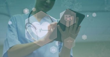 Tablet kullanan kadın doktor üzerinde tıbbi ikonların canlandırılması. küresel bağlantılar, teknoloji ve sağlık hizmetleri konsepti dijital olarak oluşturulmuş video.