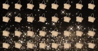Bej çantaların animasyonu siyah arka plandaki beyaz spot ışıkları üzerinde tekrarlandı. moda, sosyal ağ ve dijital arayüz konsepti dijital olarak oluşturulmuş video.