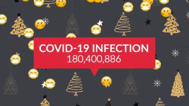 Covid-19 enfeksiyon mesajı ve birden fazla yüz emojisi kusursuz bir şekilde noel ağacına çarpıyor. Covid-19 pandemik konseptinde noel şenliği ve kutlama