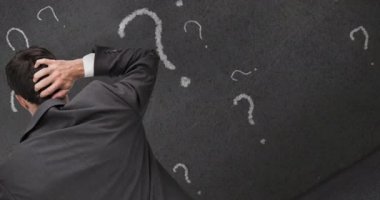 Kafası karışan Kafkas işadamının arka görünüşü, tahtada soru işaretleri var. Ulusal bilgi yarışması günü, bilgi, sorular, sınavlar ve yarışmalar konsepti dijital olarak oluşturuldu.