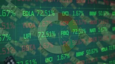 Zarlar üzerinde finansal veri işleme animasyonu ve yeşil arka planda Amerikan doları banknotları. iş, finans ve kumar konsepti dijital olarak üretilen video.