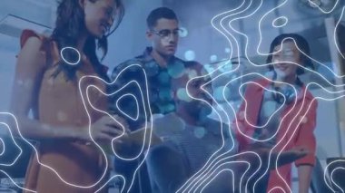 Birlikte çalışan iş adamları üzerindeki beyaz harita çizgilerinin animasyonu. küresel iş ve veri işleme kavramı dijital olarak oluşturulmuş video.