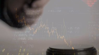 Müzayedecinin çekiciyle ilgili istatistik ve finansal veri işleme animasyonu. küresel iş, veri işleme, finans, kriz ve durgunluk kavramı dijital olarak oluşturulmuş video.