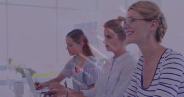 İş kadınlarının el çırpması üzerine DNA ipliği, istatistik ve veri işleme animasyonu. küresel bilim, iş, veri işleme ve dijital arayüz kavramı dijital olarak oluşturulmuş video.