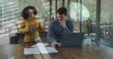 Evdeki dizüstü bilgisayarla mutlu çift üzerinde çizelge ve veri işleme animasyonu. iş, küresel iletişim ve dijital arayüz teknolojisi konsepti dijital olarak oluşturulmuş video.