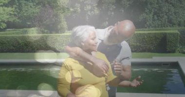 Mutlu Afrika kökenli Amerikalı son sınıf öğrencilerinin kucaklaşması üzerine ışıldayan noktaların animasyonu. yaşlılar, emekliler ve dijital olarak üretilen video konsepti.